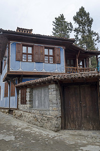 古代屋檐摄影照片_科普里夫什蒂察 (Koprivshtitsa) 小镇以其鹅卵石街道、色彩鲜艳的房屋、阳台和风景如画的屋檐而闻名