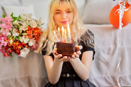 少女生日，生日小蛋糕点着蜡烛的女孩