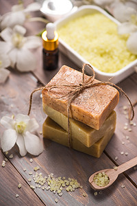 化妆品制造摄影照片_手工肥皂和香薰油与白兰花。
