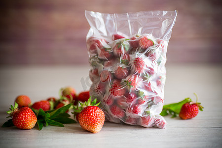 在真空袋中冷冻新鲜草莓