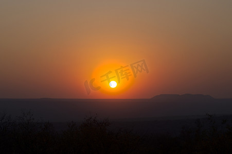 大片丘陵地区的红色夕阳