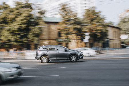 乌克兰，基辅 — 2021年7月16日：灰色丰田RAV 4汽车在街上行驶。