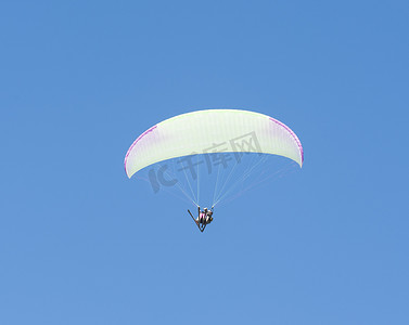 串联摄影照片_在飞行中的串联滑翔伞