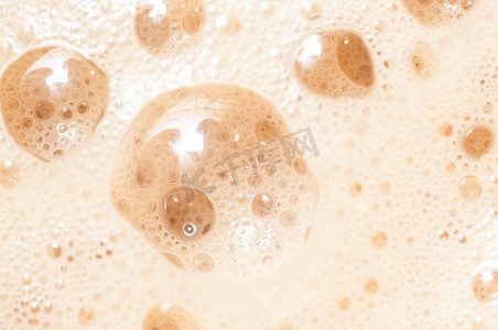 一大口泡沫咖啡加牛奶或奶油，用 spetsialny 仪器搅打，特写微距拍摄桌面壁纸