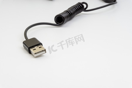 通用充电器头或 USB 电缆隔离在白色背景上
