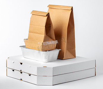 一套白色背景的可回收食品包装