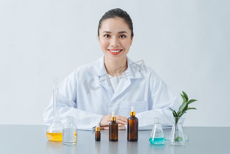 实验室中用于测试皮肤病学的有机天然化妆品。