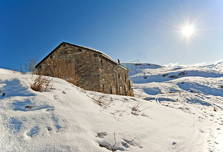 雪中小屋摄影照片_雪中​​的山间小屋