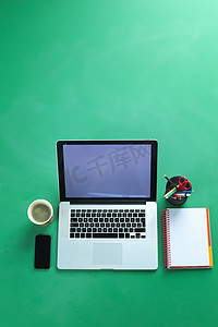 笔记本电脑、空屏手机、礼品盒、质朴木桌平躺的咖啡