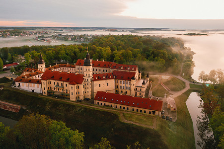 涅斯维日城堡是白俄罗斯涅斯维日 Radziwill 家族的住宅城堡，黎明时分从上面可以欣赏到美丽的景色