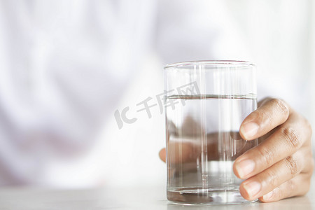 特写女人手拿着一杯纯净水，用于丁克