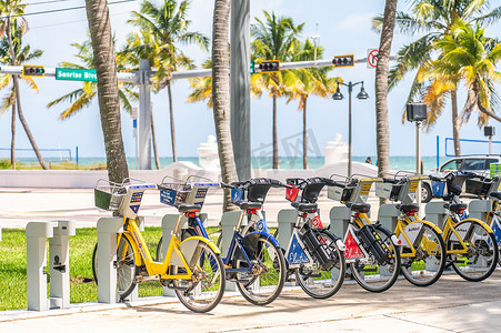 公共健康日摄影照片_美国佛罗里达州劳德代尔堡 — 2019年9月20日：在佛罗里达州劳德代尔堡的公共售货亭出租自行车