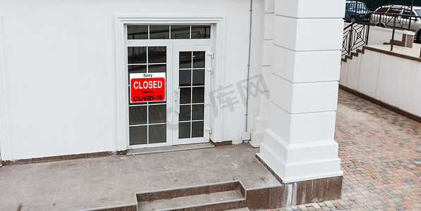 商务中心因 COVID-19 而关闭，在门窗上抱歉地签名。