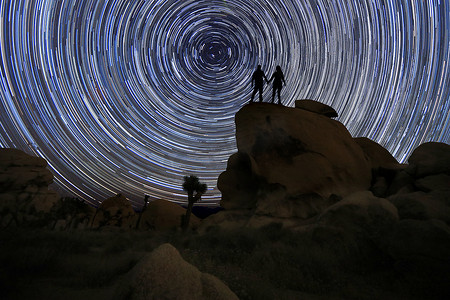 夜晚星空下的恩爱夫妻剪影