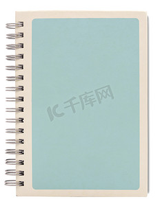 本子封面童摄影照片_浅蓝色螺旋笔记本，封面页上有白色框架，与白色背景隔离