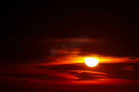 海洋上的日落最后浅红色和橙色的天空剪影云