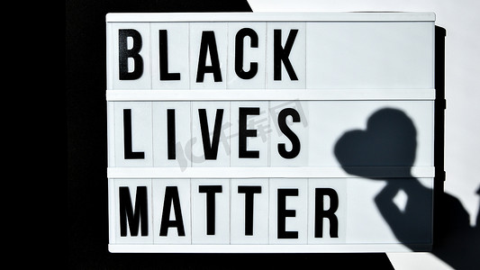 我们不也了摄影照片_“黑人的命也是命”文本，在黑白背景上带有深深的心灵阴影。