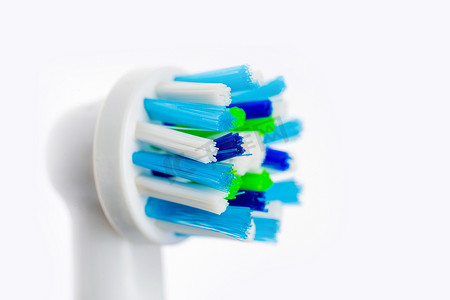 关闭在白色背景上的电动牙刷。