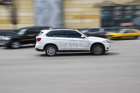 乌克兰，基辅 - 2021 年 4 月 26 日：白色 BMW X5 汽车在街上行驶。