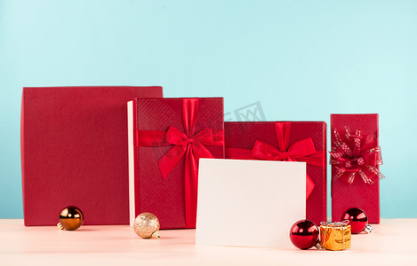 有红色丝带的情人节礼物盒。