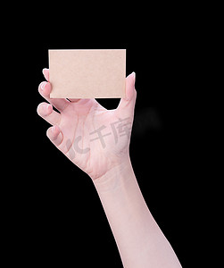 年轻的亚洲清洁女孩手拿着黑色背景中突显的空白牛皮纸棕色纸卡模板，剪裁路径，特写，模拟，剪掉