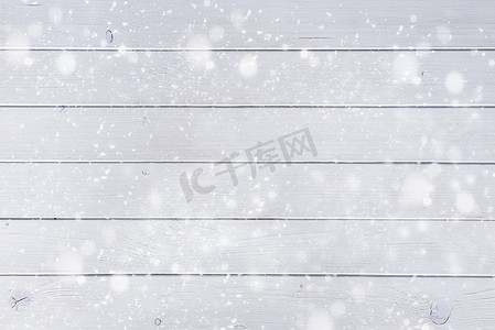 白色的木板铺在雪地上