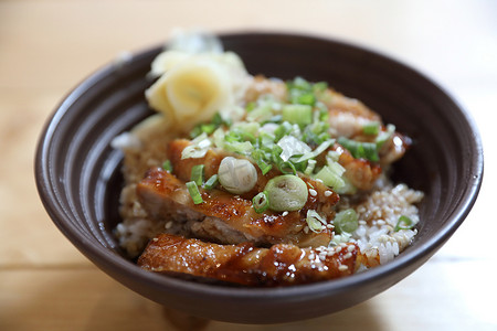 日本料理，木质背景的鸡肉照烧饭