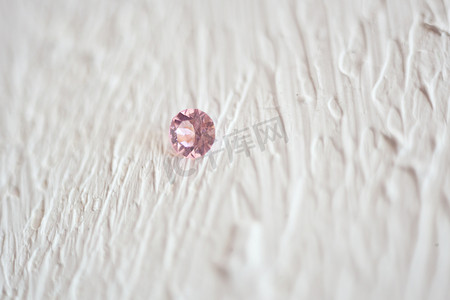 粉红色水晶石宏，粉红色透明原石石英晶体