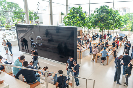 苹果11摄影照片_美国佛罗里达州阿文图拉 — 2019 年 9 月 20 日：Aventura 购物中心苹果商店内部第一天正式开始销售 iphone 11、iphone 11 Pro 和 iphone 11 Pro Max