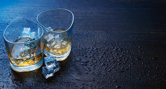 现代眼镜加冰的威士忌