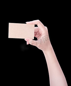年轻的亚洲干净女孩手拿着空白牛皮纸卡模板，隔离在黑色背景上，剪切路径，特写，模拟，剪出
