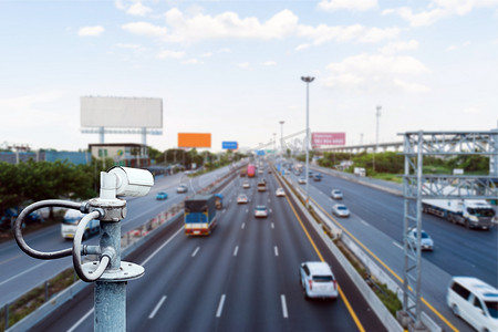 立交桥上用于记录道路交通的闭路电视摄像机。