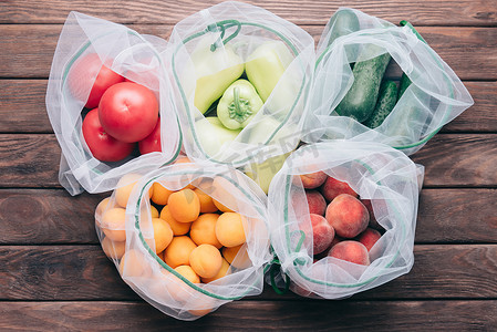 新鲜水果和蔬菜装在可重复使用的环保袋中。