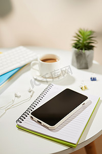 苹果与苹果手机摄影照片_顶视图办公桌。工作区与手机和办公用品在白色背景。