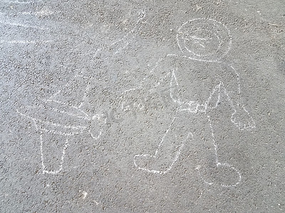 黑色沥青地面上的宇航员粉笔画
