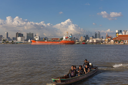 乘船游览湄南河