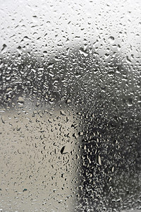 阴天下雨雨滴摄影照片_在一个夏日的雨天