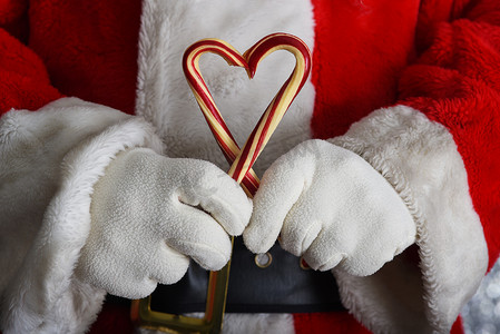 圣诞老人手拿着两根拐杖糖形成 h 的特写