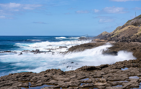 冬季海浪冲击欧胡岛卡纳角的岩石海岸线