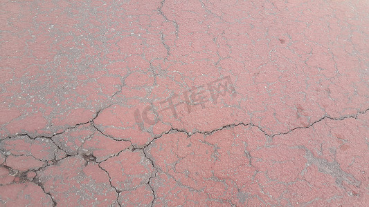 红色损坏的道路或铺有裂缝的道路
