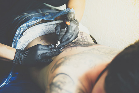 纹身师在身体上绘制艺术
