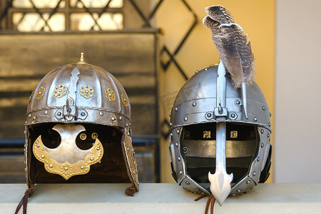 表面上有两个骑士的头盔。中世纪的概念