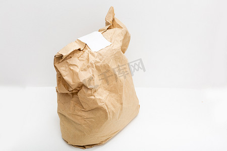 棕色透明空空白牛皮纸袋，用于在白色背景下隔离的外卖。