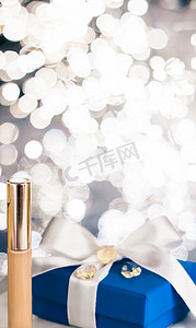 假日化妆粉底、遮瑕膏和蓝色礼盒、高档化妆品礼品和美容品牌设计空白标签产品