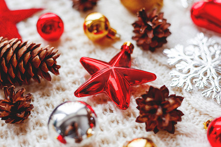 圣诞节和新年背景与装饰-球、星星、银色闪闪发光的雪花在针织面料上与装饰图案。