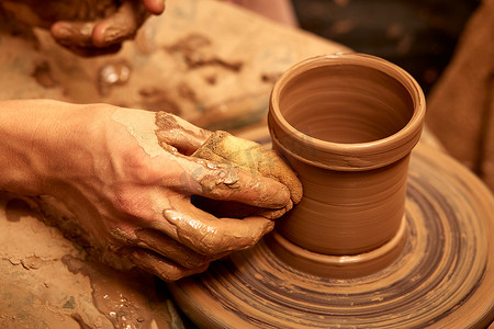 男人的手制作粘土壶宏。
