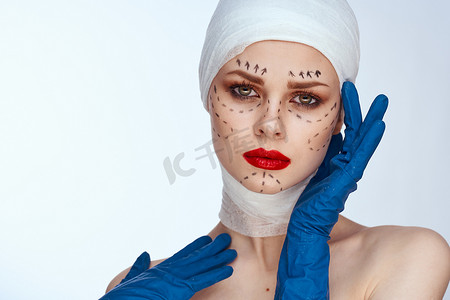 女性年轻化面部注射整容手术特写镜头的肖像