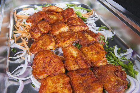 印度餐厅自助餐的烤塔瓦鱼