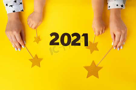 2021 年的概念。纸背景上的 2021 年数字，从上面看
