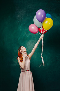 过生日的猫摄影照片_有五颜六色的气球的快乐的妇女生日乐趣